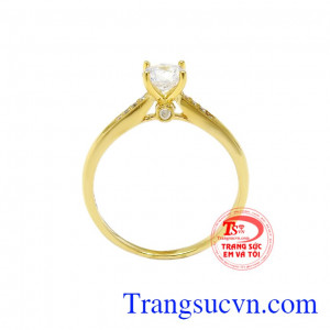 Với thiết kế ổ nhẫn cao tạo cảm giác kiêu kỳ, thanh tao. Nhẫn vàng tây kiêu sa