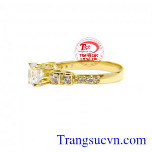 Với mẫu nhẫn này, các chị em có thể dễ dàng lựa chọn những trang phục và phụ kiện phù hợp giúp thể hiện cá tính và phong cách. Nhẫn vàng tây tiểu thư