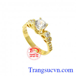 Kiểu dáng nữ tính, thiết kế cầu kỳ toát lên nét sang trọng và kiêu hãnh. Nhẫn vàng tây tiểu thư