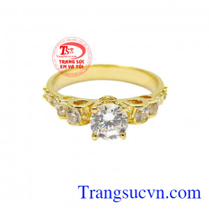 Những viên đá như tỏa sáng khiến đôi tay của người dùng cũng trở nên thật đặc biệt. Nhẫn vàng tây tiểu thư