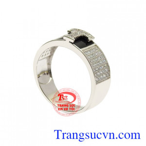 Nhẫn chữ vàng gần đây là xu hướng trang sức của giới trẻ mang đến vẻ sành điệu và cá tính đến cho các cô gái.