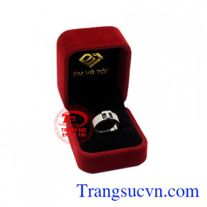 Nhẫn vàng trắng chữ T ấn tượng tinh tế.