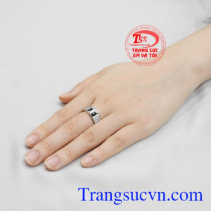 Nhẫn vàng trắng chữ T ấn tượng