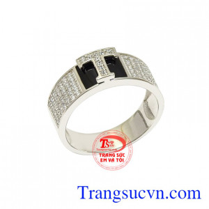 Nhẫn vàng trắng chữ T ấn tượng cá tính.