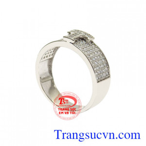 Chiếc nhẫn này sẽ giúp các cô gái tôn lên được vẻ cá tính và rất hợp thời trang.