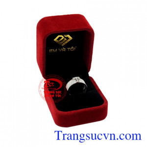 Nhẫn vàng trắng chữ T tinh tế.