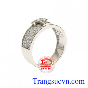 Nhẫn vàng trắng chữ T sở hữu thiết kế với những viên đá trắng như vì sao lấp lánh trên bầu trời tạo nên vẻ đẹp thanh lịch đến cho sản phẩm.