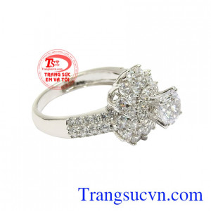 Nhẫn vàng trắng quý cô lấp lánh chất lượng.