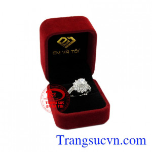 Nhẫn vàng trắng quý cô lấp lánh tinh tế.