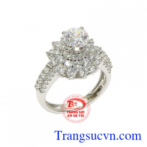 Sản phẩm có thể làm quà tặng cho bạn gái hay làm nhẫn cầu hôn dành cho người phụ nữ của đời mình.