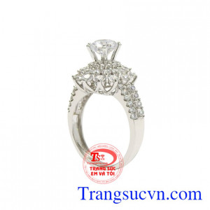 Đeo chiếc nhẫn này sẽ giúp cho các cô gái thu hút và tỏa sáng hơn, hấp dẫn ánh nhìn của người khác phái.