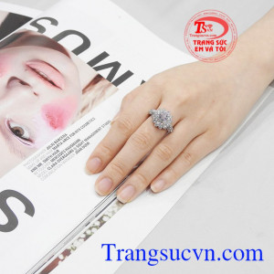 Nhẫn vàng trắng quý cô lấp lánh