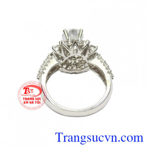 Nhẫn vàng trắng quý cô lấp lánh đẹp.