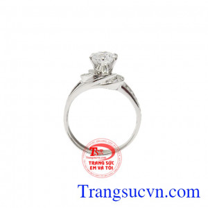 Nhẫn nữ vàng trắng hiện đang là xu hướng trang sức được yêu thích trông hiện đại và trẻ trung hơn.