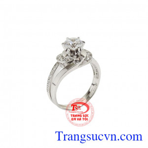 Nhẫn vàng trắng quý cô thanh lịch được chế tác kiểu dáng độc đáo mang đến vẻ thanh tú và duyên dáng cho người đeo.