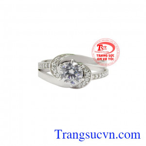 Chiếc nhẫn này sẽ giúp cho đôi bàn tay của nữ giới nổi bật và tôn da hơn.