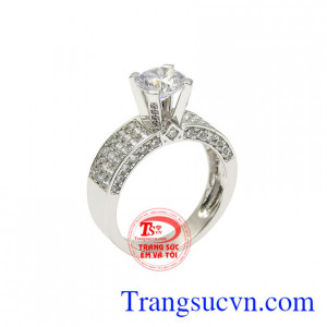 Nhẫn vàng trắng quý cô thanh tú được chế tác xinh xắn tạo vẻ thanh lịch cho nữ giới.