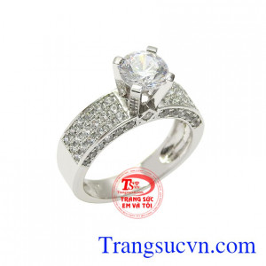 Chiếc nhẫn này giúp các nàng tôn vinh vẻ đẹp kiêu sa, duyên dáng cho phái đẹp.