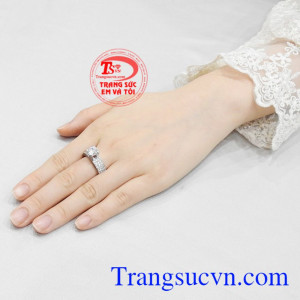 Nhẫn vàng trắng quý cô thanh tú chất lượng.