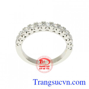 Nhẫn vàng trắng quý cô thời trang bảo hành chu đáo, tận tình.