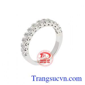 Nhẫn vàng trắng quý cô thời trang được chế tác hợp thời trang, đầy cá tính.
