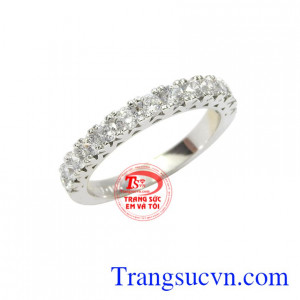 Nhẫn nữ vàng trắng hiện đang là mẫu sản phẩm được nhiều khách hàng yêu thích gần đây tạo vẻ thời thượng cho người đeo.