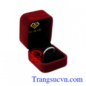 Nhẫn vàng trắng quý cô thời trang tinh tế.