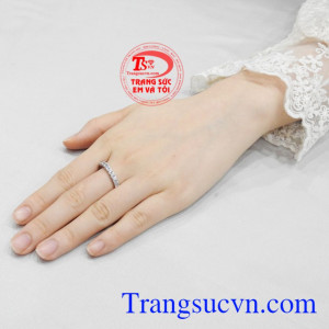 Nhẫn vàng trắng quý cô thời trang đẹp.
