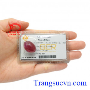 Trong phong thủy, người ta tin rằng viên đá ruby được hấp thụ tinh khí đất trời sẽ đem đến may mắn, chuyển dữ hóa lành, xua đuổi tà khí. 