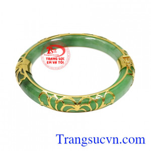 Vòng ngọc bọc vàng lộc phát được chạm khắc hoa văn tinh xảo mang đến vẻ quý phái cho người đeo.