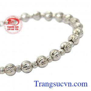Với những đường nét phay sáng bóng chiếc vòng tay luôn hấp dẫn mọi ánh nhìn. Vòng tay bi sang trọng