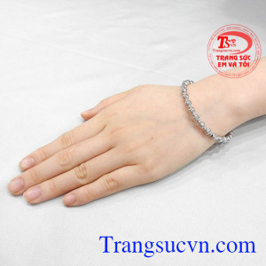 Đây là sản phẩm được rất nhiều các chị em yêu thích và lựa chọn. Vòng tay bi sang trọng