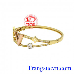 Sự kết hợp giữa vàng màu, vàng trắng và vàng hồng đem tới chiếc vòng tay thêm nổi bật. Vòng tay nữ sành điệu
