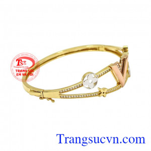 Vòng tay nữ sành điệu, kiểu dáng hợp thời trang đang là xu hướng được các chị em phụ nữ lựa chọn. 