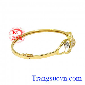 Với phong cách trẻ trung, nữ tính dễ dàng kết hợp cùng nhiều kiểu trang phục. Vòng tay nữ thời trang