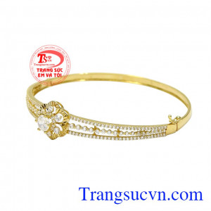 Sản phẩm bảo hành uy tín, giao hàng toàn quốc. Vòng tay quý cô xinh đẹp