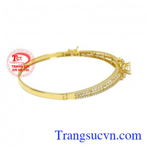 Các chi tiết đều được làm cách cẩn thận, tỉ mỉ mang đến vòng tay hoàn hảo. Vòng tay quý cô xinh đẹp