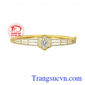 Vòng tay quý cô xinh đẹp được chế tác từ vàng tây 18k và những viên đá cz lấp lánh.