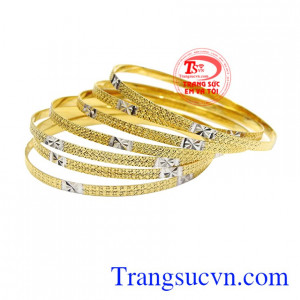 Bộ vòng tuần này phù hợp với nhiều kiểu trang phục, nếu kết hợp cùng những bộ đầm dự tiệc tạo vẻ thanh lịch và sang trọng cho người đeo.