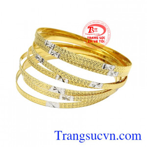 Vòng tuần vàng cao cấp mang đến vẻ quý phái cho nữ giới.