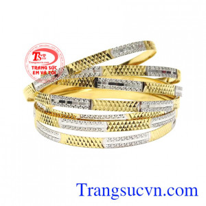 Vòng tuần vàng mang đến vẻ đẹp sang trọng và kiêu sa cho người đeo.