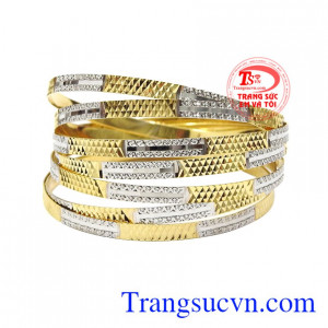 Vòng tuần vàng tây chất lượng với những chi tiết đẹp mắt, độc đáo.