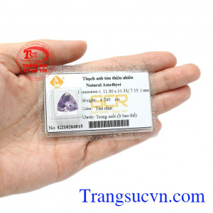 Trong tự nhiên, hiếm có đá nào sở hữu được màu tím tự nhiên, sang trọng như đá thạch anh tím này. Amethyst tam giác