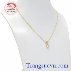 Với sự kết hợp hoàn hảo của mặt dây chuyền dễ thương và dây chuyền vàng tạo nên vẻ thời trang cho phái đẹp.