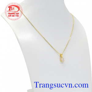 Bộ sản phẩm sẽ giúp các nàng có thể khoe được chiếc cổ xinh yêu tạo điểm nhấn thu hút người khác phái.