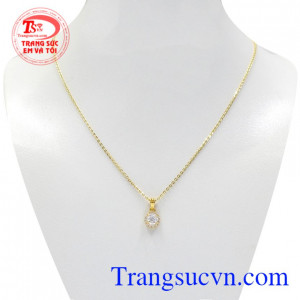Bộ mặt dây nữ trang nhã là món trang sức không thể thiếu của các cô gái khi đi chơi hay đi làm.