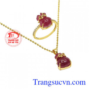 Sự kết hợp hài hòa giữa mặt dây, nhẫn túi tiền và dây chuyền vàng chất lượng vừa mang đến vẻ đẹp vừa đem lại may mắn.
