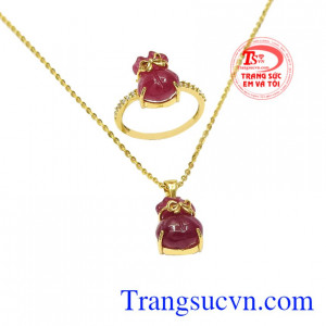 Bộ mặt dây Ruby lộc phát được chế tác xinh xắn mang đến vẻ yêu kiều cho người đeo.