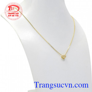 Kiểu dáng nhỏ nhắn tạo vẻ dễ thương, duyên dáng cho người đeo.