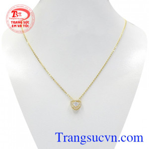 Bộ mặt dây trái tim thanh tú là sự kết hợp hài hòa của mặt dây trái tim xinh xắn và dây chuyền vàng chất lượng.